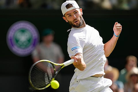  Jacob Fearnley plays a forehand return to Djokovic 